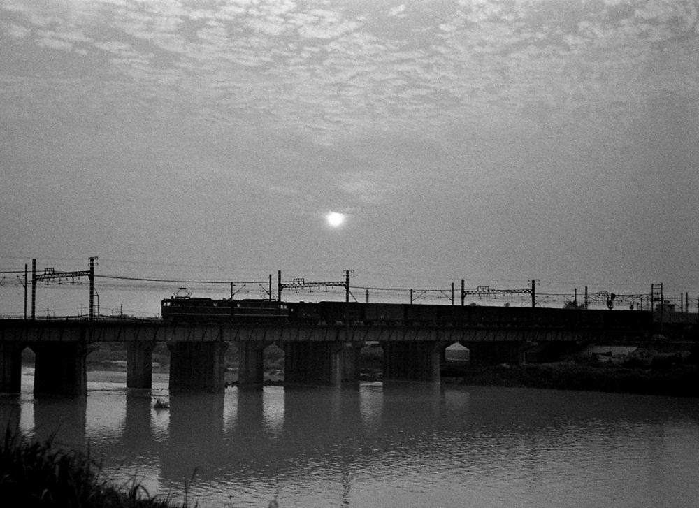 『庄内川の夕暮れ』 地貨3852列車 EH10 枇杷島 1969.7.15