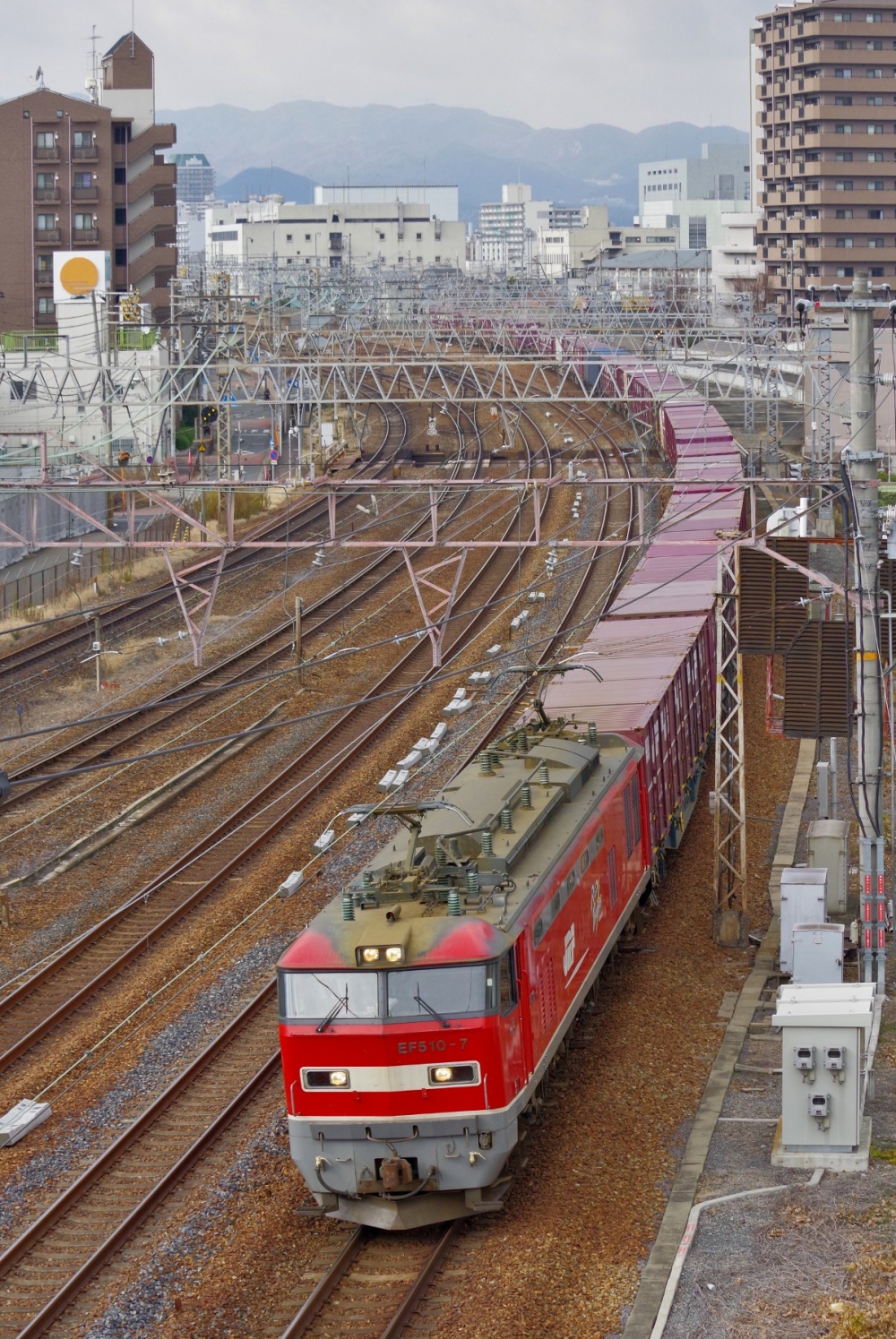 『六甲山を背に』 2080列車 EF510-7 東海道本線塚本 2018.1.6