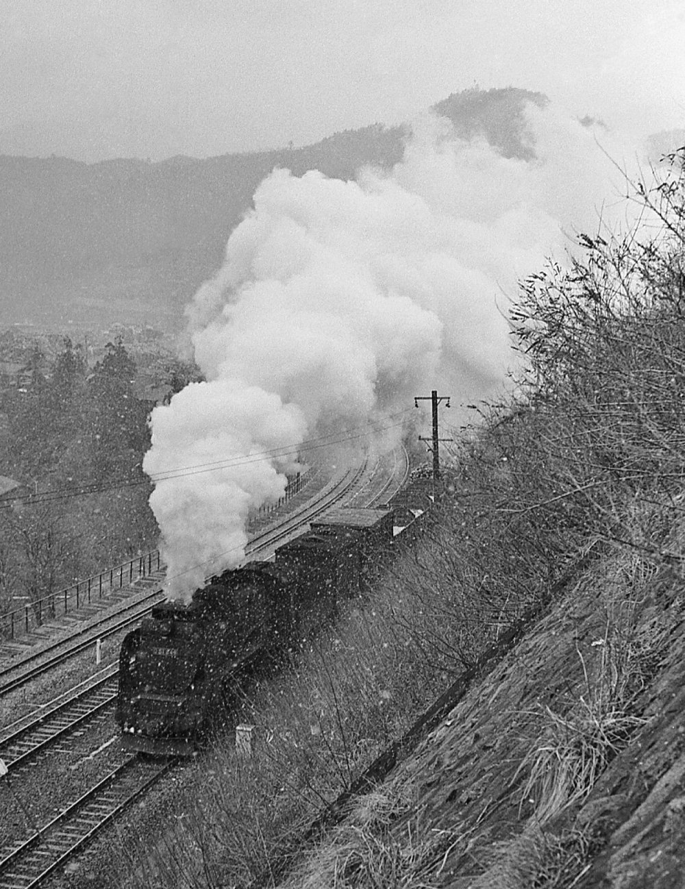 『雪の木曾谷を行く』 8671列車 D51849 上松 1970.12.26