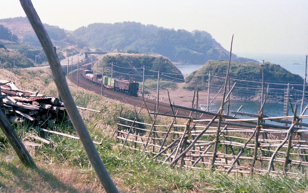 『稲架掛けのある海岸風景』 EF15 鯨波 1977.10