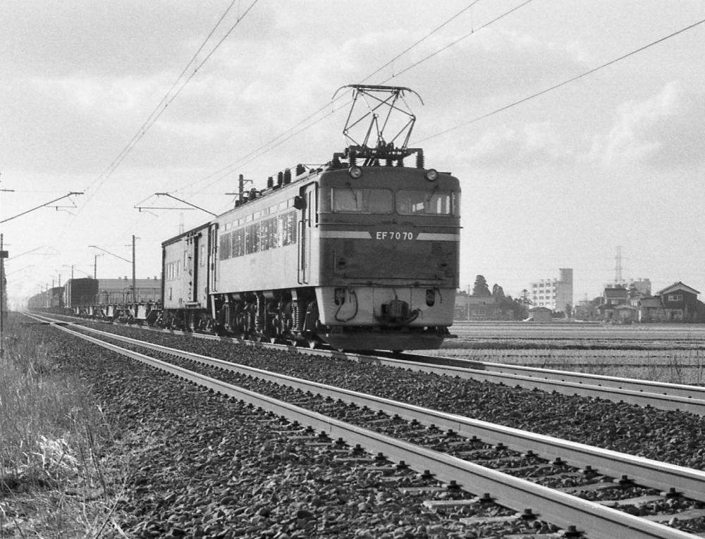 『空コキのある混載貨物を牽いて』 EF7070 呉羽 1974年頃