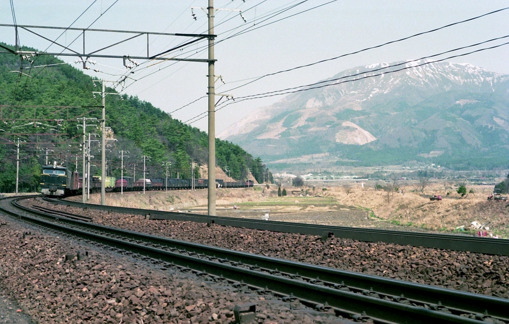 『伊吹山麓の早春』 3472列車 EH1010 柏原 1974.4.6