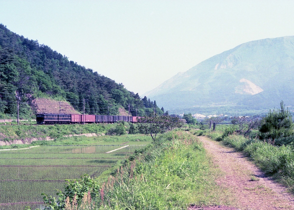 『伊吹山麓凱風快晴』 8460列車 EH10 柏原 1975.5.28