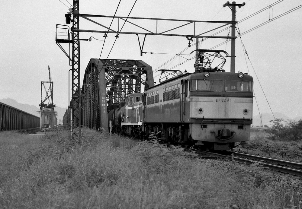 『木曽川橋梁を渡って』 464列車 EF6097+DE1116(無動力) 木曽川 1970.9.27