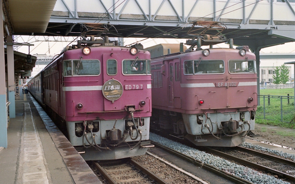 『バトンタッチ』 特別急行4001列車日本海1号 ED797,EF81102 青森 1998.8.20