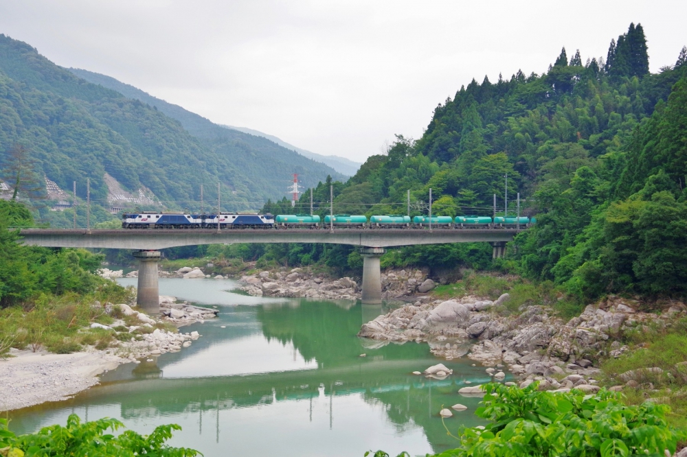 『川面に姿映して』 5875列車 EF641042+1015 中央本線坂下 2018.7.26