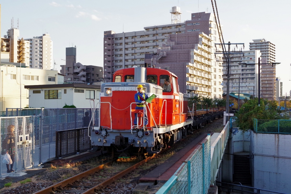 『マンション街の谷間を縫って』 工7282列車 DE101751 越中島支線越中島貨物 2014.11.15