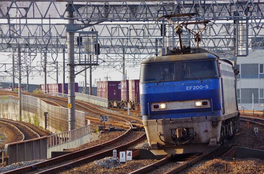 『フランジ軋ませて』 1062列車 EF200-5 枇杷島 2013.11.4