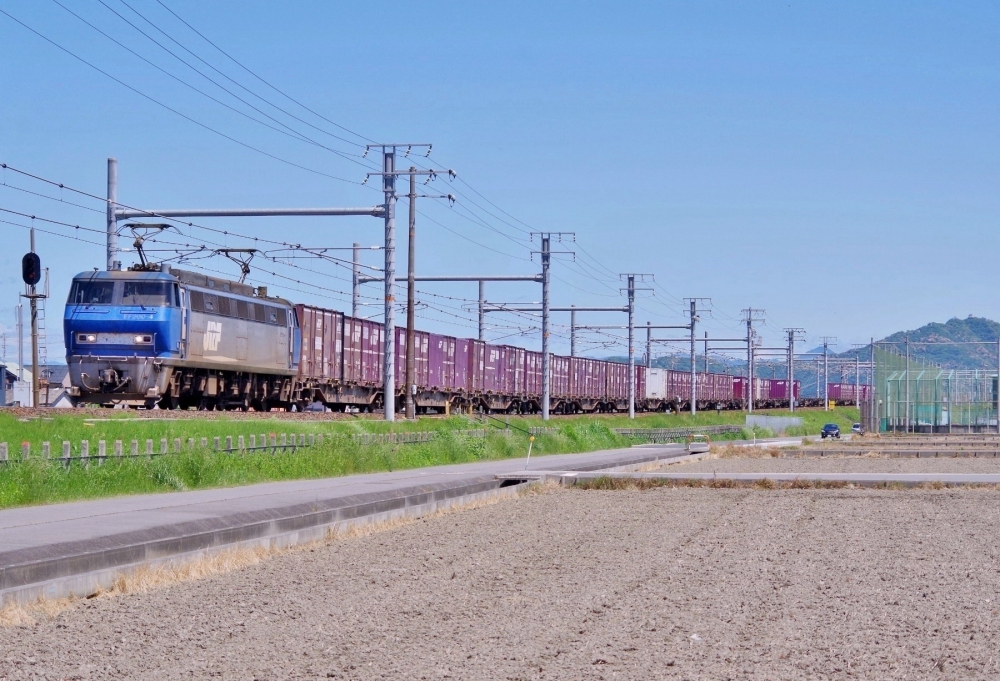 『木曽川築堤を駆け下る』 7090列車 EF200-4 木曽川 2014.5.17