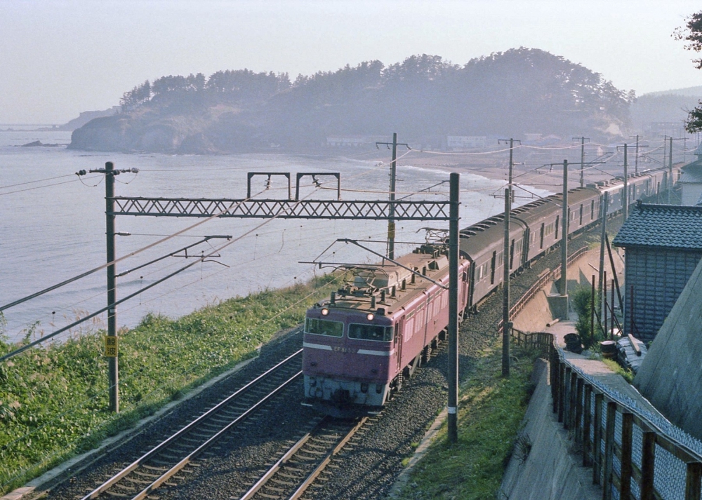 『朝の福浦八景を背にして』 EF8153 鯨波 1977.10