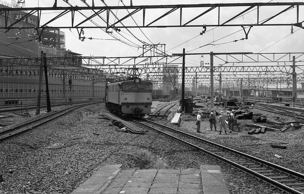 『構内大カーブを行く その２』 列車番号不明 EF60 名古屋 1971.7