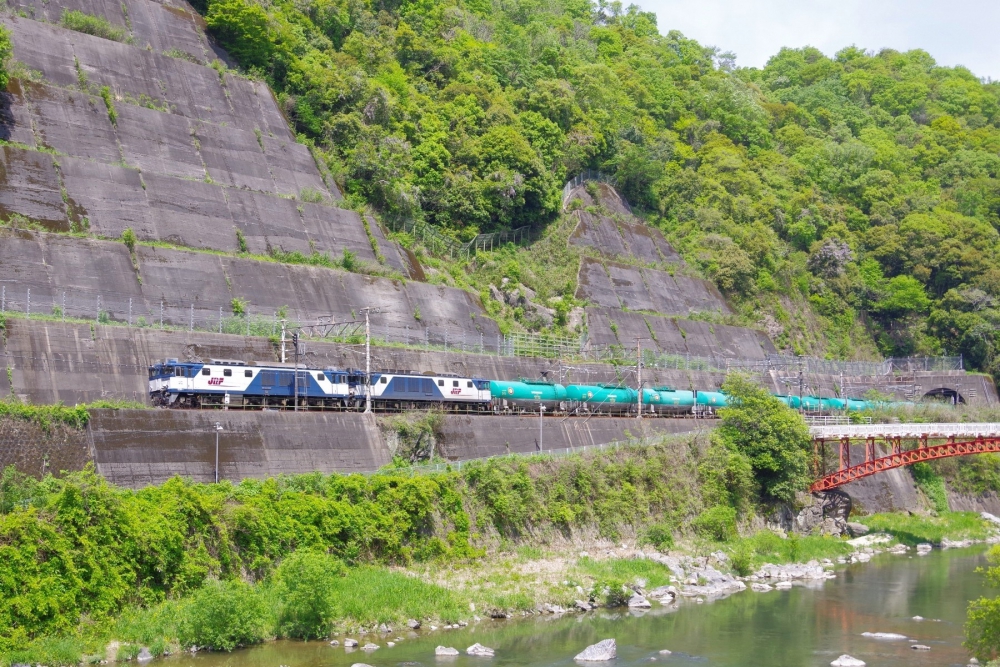 『新緑に躍り出る』 6088列車 EF641005+1013 中央本線古虎渓 2019.5.3