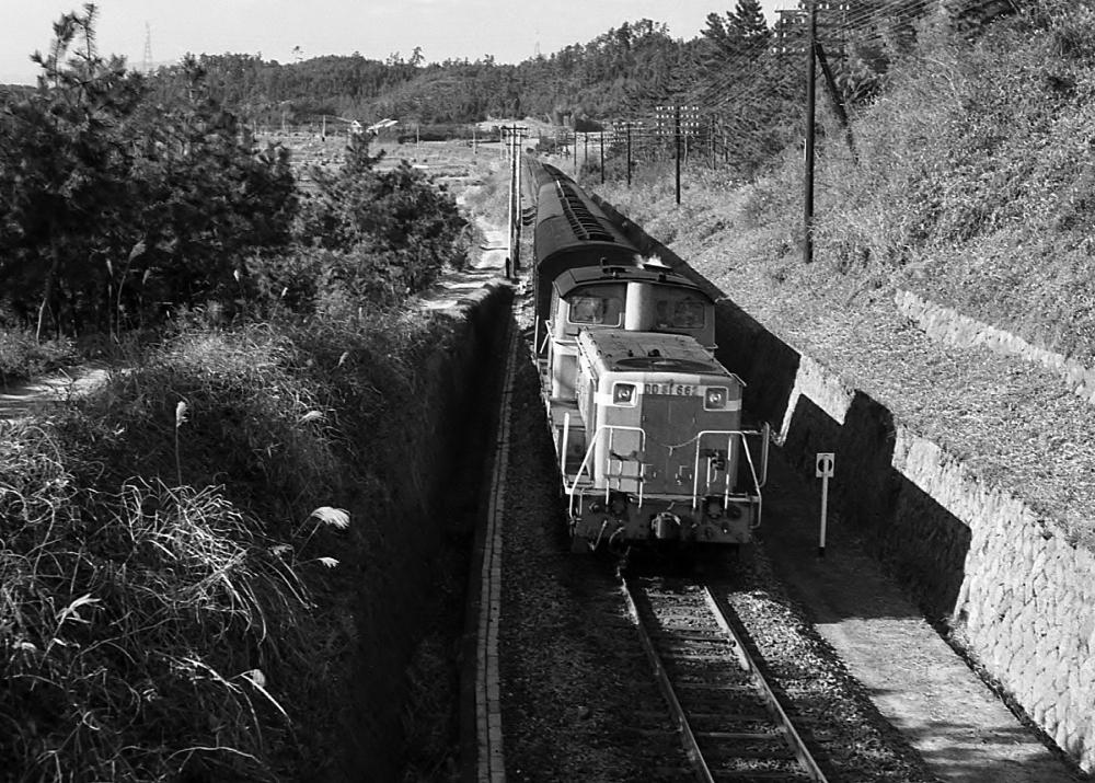 『凸の影』 926列車 DD51662 河原田 1969.12.14