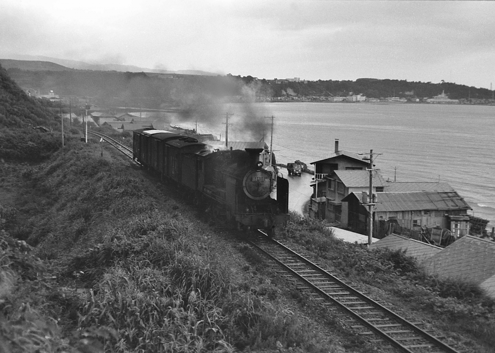 『鯵ヶ沢湾をバックに』1763列車 68656 五能線鯵ヶ沢 1971.8.11