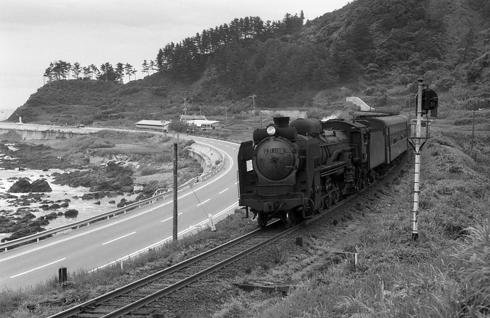 『海水浴客を乗せて』 9125列車かっぱ号 D511133 羽越本線温海 1971.8.7