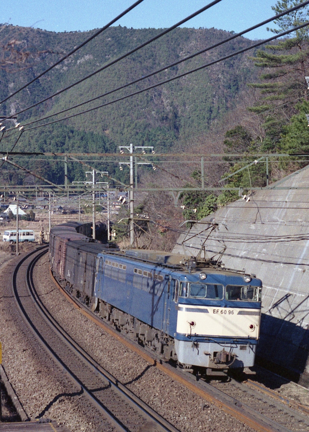 『柏原の大カーブを行く』 1766列車 EF6096 柏原 1971.12.29