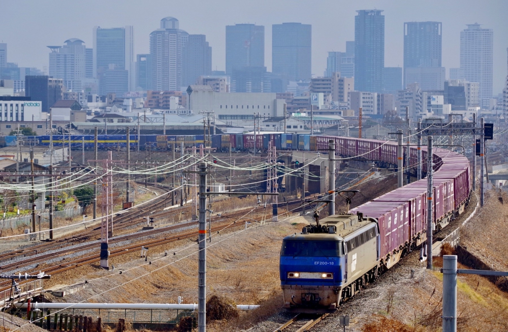 『みなぎるパワー』2081列車 EF200-18 東海道本線尼崎 2018.1.6