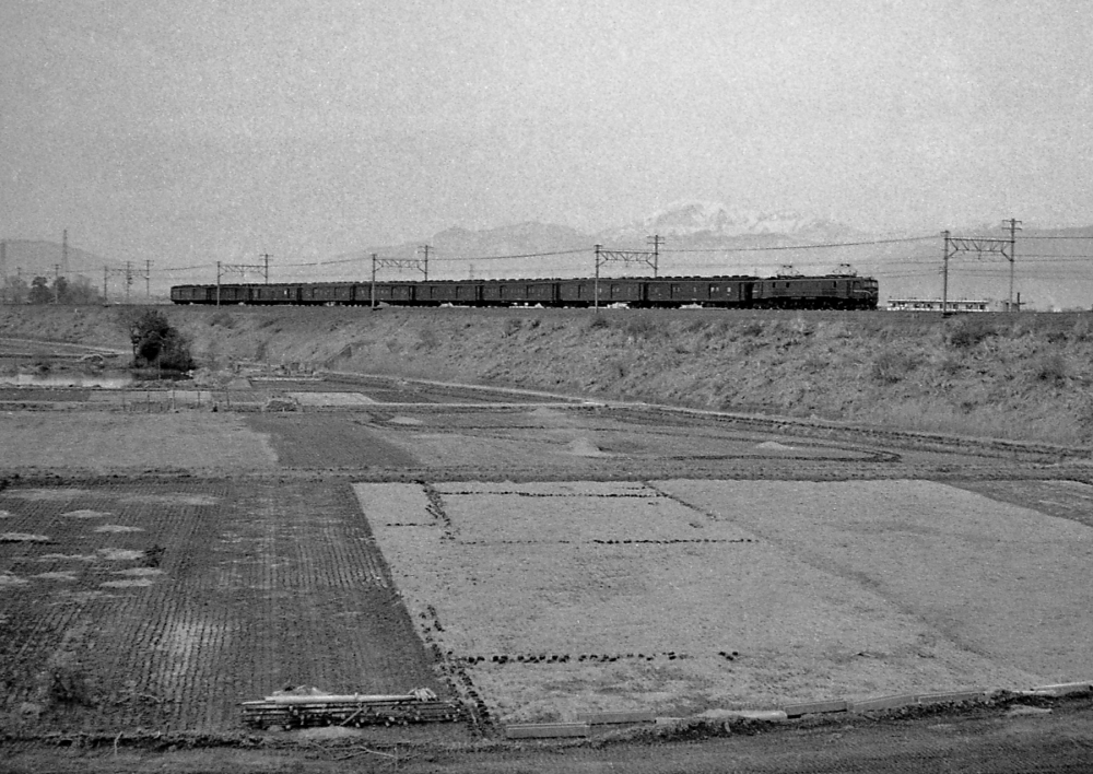 『荷物列車の先頭に立って』荷34列車 EF5860 東海道本線大垣 1969.3.2