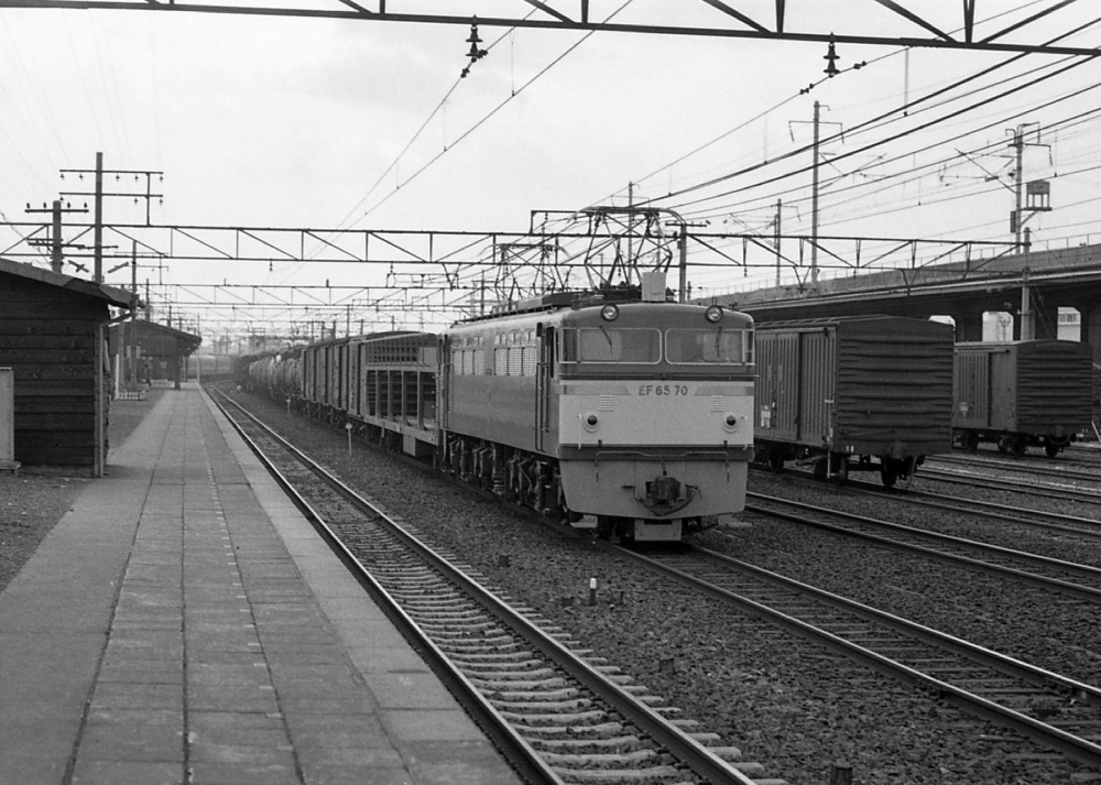 『枇杷島駅の離合』2665列車 EF6570 枇杷島 1970.3.18