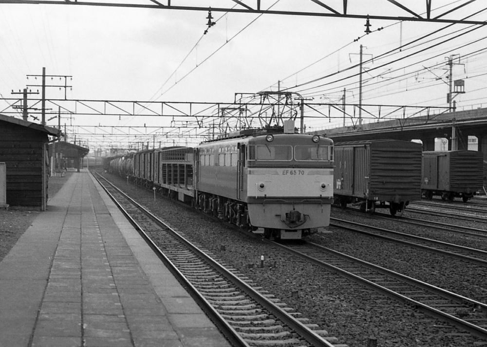 『枇杷島駅の離合』2665列車 EF6570 枇杷島 1970.3.18