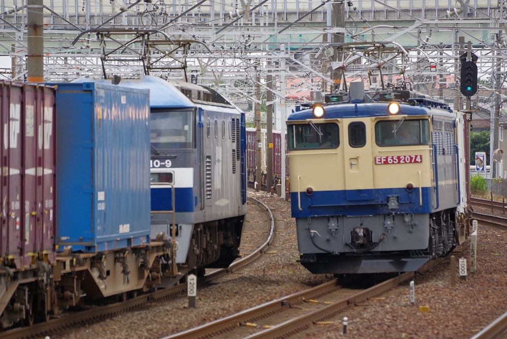 『清洲駅の離合』5087列車 EF652074,7090列車 EF210-9 清洲 2018.6.30