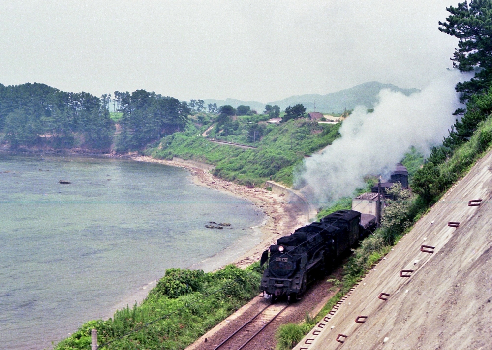 『エメラルドグリーンの海に沿って その２』571列車 D51473 山陰本線石見津田 1974.7.26