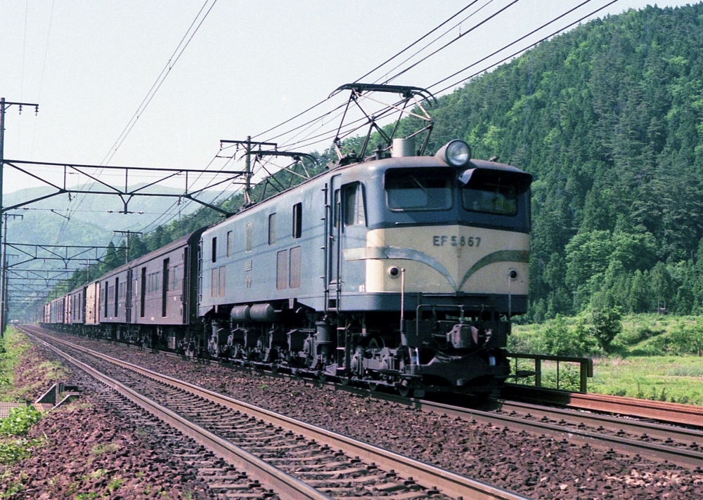 『荷物列車の先頭に立って』荷41列車 EF5867 柏原 1975.5.28