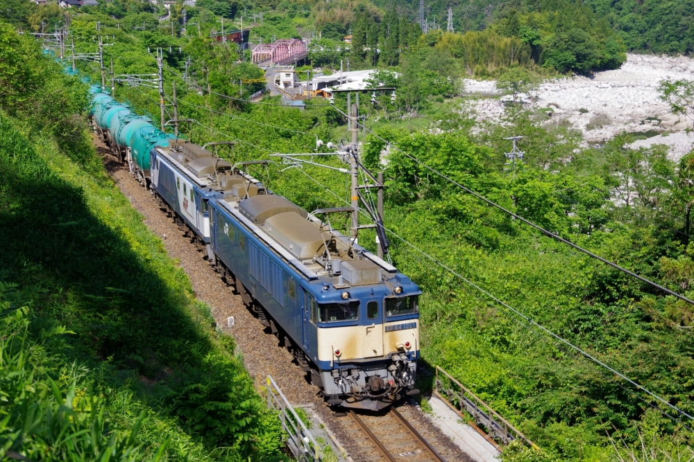 『木曽川左岸を行く』9089列車 EF641021+1017 中央本線須原 2022.6.2