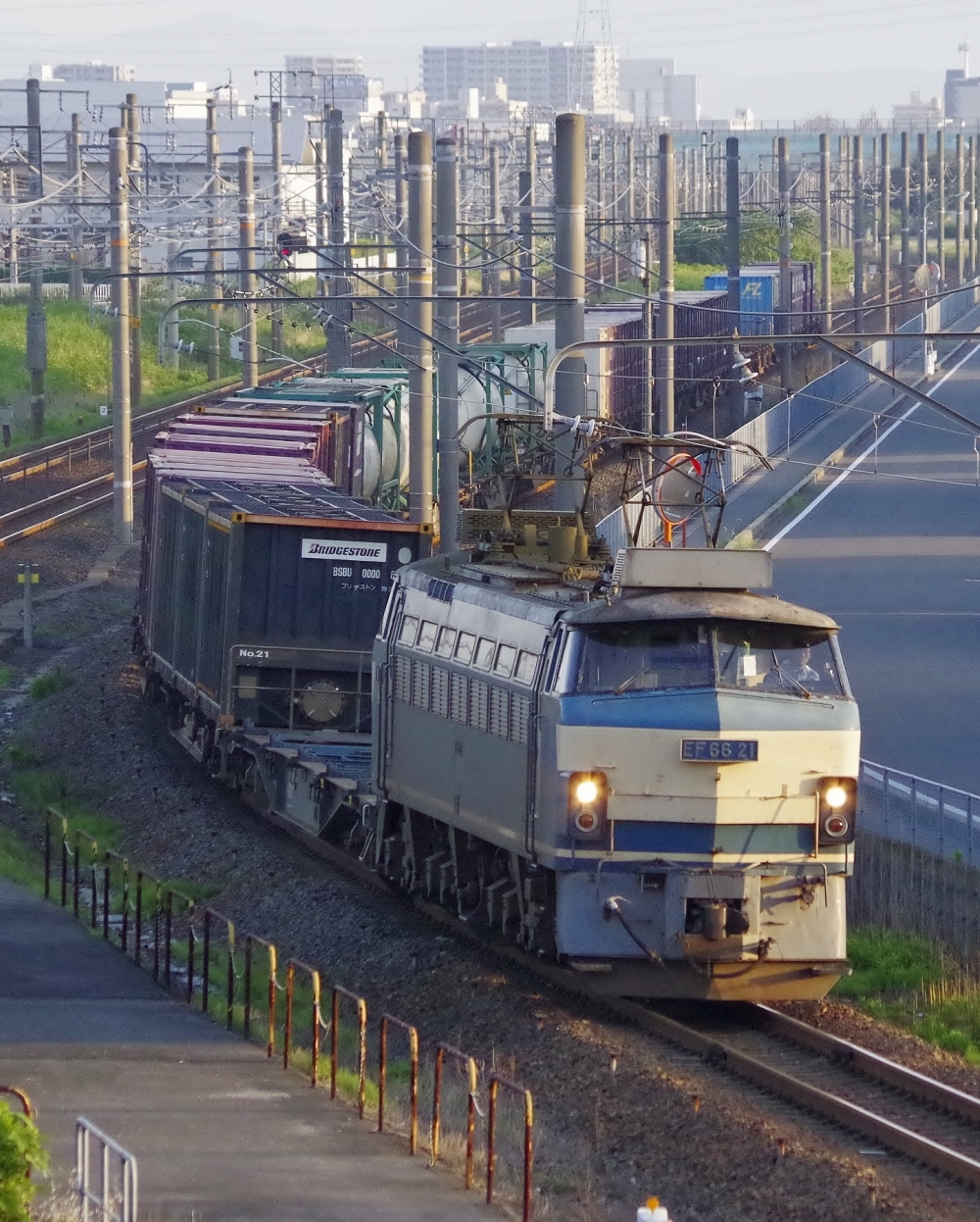 『昇る朝日を浴びながら』 4084列車 EF6621 稲沢 2016.6.27