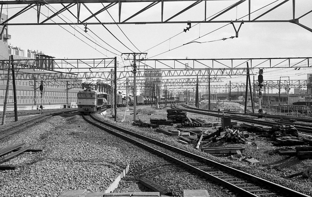 『構内大カーブを行く』 列車番号不明 EF60 名古屋 1970年