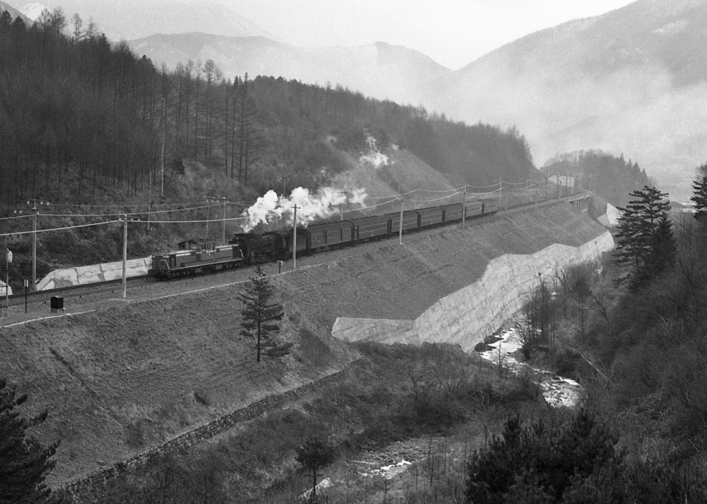 『異種重連の峠越え』827列車 DD51+D51201 藪原 1971.12.25