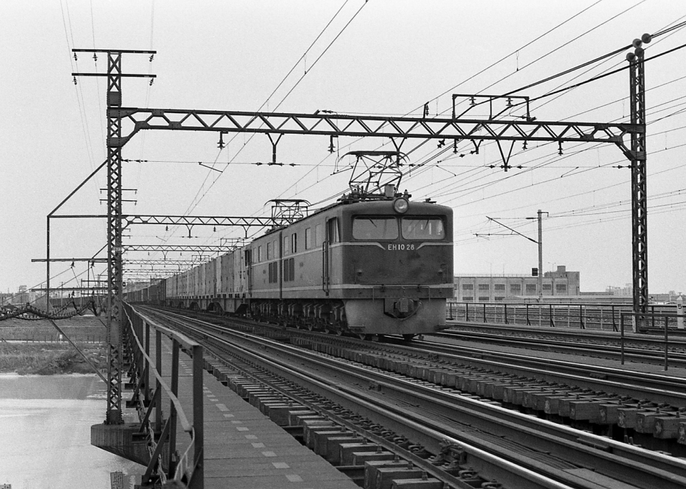 庄内川を渡るEH10量産機 EH1028 枇杷島 1971.4.18